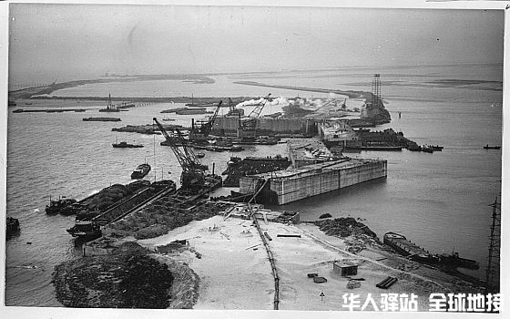 52739_fullimage_2_nederland waterland_watersnoodmuseum_dichting dijk bij ouwerke.jpg